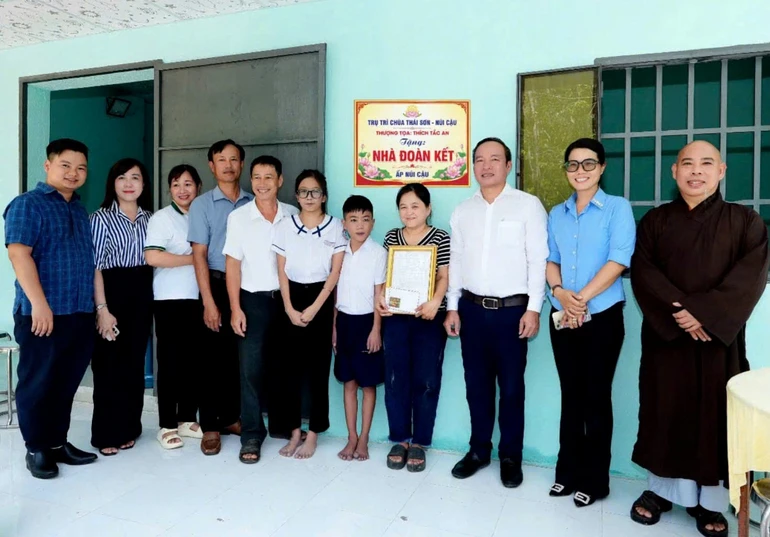 Chùa Thái Sơn (Núi Cậu), chính quyền xã Dầu Tiếng trao nhà Đại đoàn kết đến gia đình bà Phạm Thị Thùy Trang