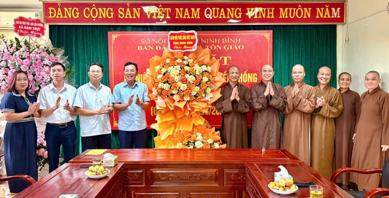 Ban Trị sự GHPGVN tỉnh Ninh Bình tặng hoa chúc mừng Ban Dân tộc và Tôn giáo tỉnh nhân ngày truyền thống
