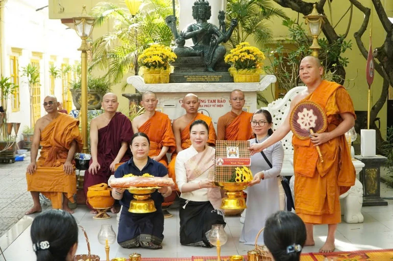 Bà Vonekham Cheuangmanivong, Tổng Lãnh sự nước Lào tại Đà Nẵng dâng y đến chư Tăng chùa Tam Bảo