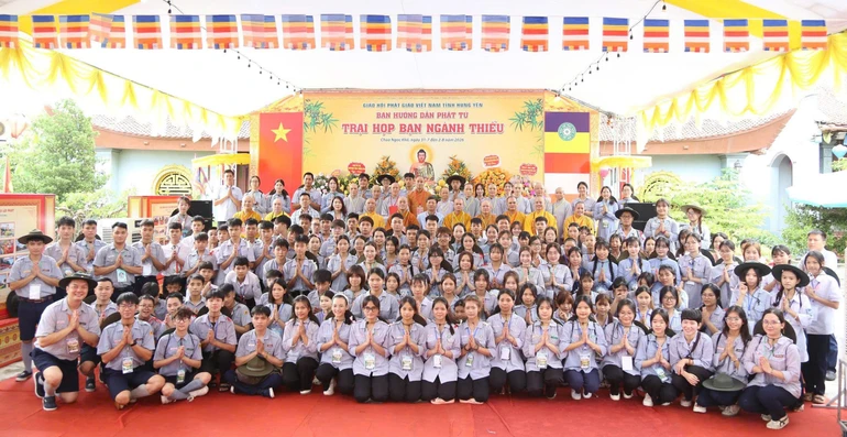 Chư tôn đức, đại biểu lưu niệm cùng các đoàn sinh tại buổi họp bạn ngành Thiếu Gia đình Phật tử tỉnh Hưng Yên năm 2026
