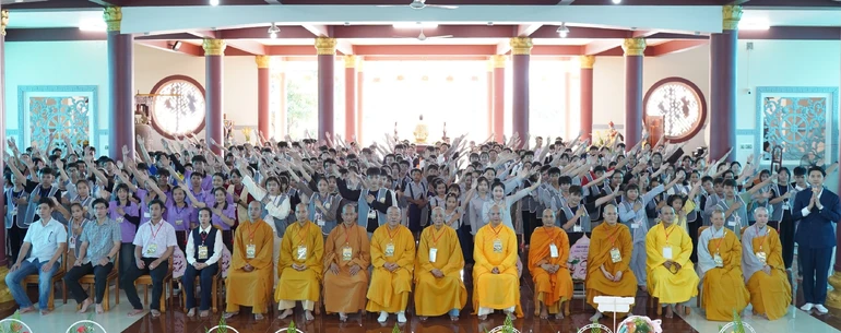 Hơn 400 tu sinh chụp ảnh lưu niệm cùng chư tôn đức trong Khóa sinh hoạt Phật pháp mùa hè tại chùa Phước Minh