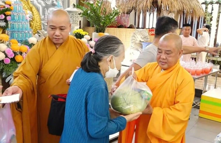 Thượng tọa Thích Từ Trí, viện chủ chùa Giác Tánh trao quà đến người khiếm thị có hoàn cảnh khó khăn