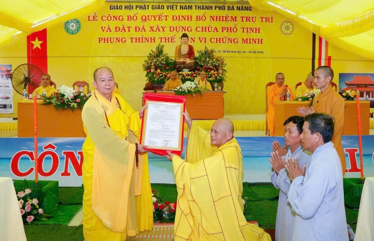 Thượng tọa Thích Viên Trừng trao quyết định bổ nhiệm trụ trì chùa Phổ Tịnh đến Đại đức Thích Quảng Huệ