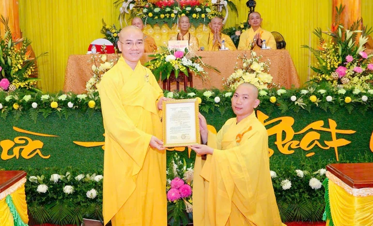 Thượng tọa Thích Thông Đạo trao quyết định bổ nhiệm trụ trì Thanh Phước đến Đại đức Thích Pháp Nguyên