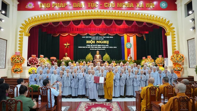 Hòa thượng Thích Quảng Hà, Trưởng ban Trị sự GHPGVN tỉnh Ninh Bình trao quyết định chuẩn y nhân sự Phân ban Ni giới tỉnh, nhiệm kỳ 2026-2031