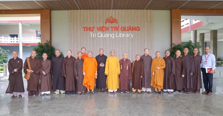 Chư tôn đức khảo sát Thư viện Trí Quảng trong khuôn viên Học viện Phật giáo VN tại TP.HCM - Ảnh: Nguyên Tài/BGN