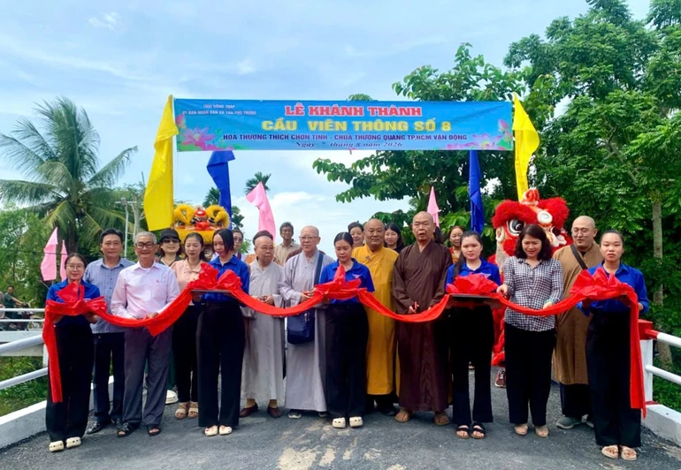 Cắt băng khánh thành cầu Viên Thông số 8 tại xã Tân Phú Trung, tỉnh Đồng Tháp 