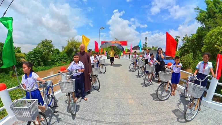 Tặng 30 chiếc xe đến các em học sinh có hoàn cảnh khó khăn tại địa phương
