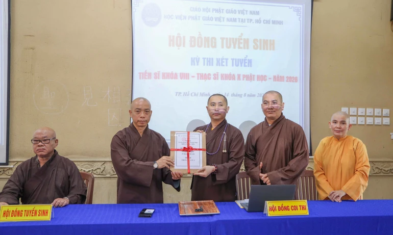 Chư tôn đức Hội đồng điều hành học viện trao đề thi đến Hội đồng Coi thi - Ảnh: Nguyên Tài/BGN