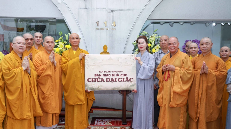 Đại diện Tập đoàn Vingroup trao bảng hiến cúng, bàn giao căn nhà cho chùa Đại Giác (phường Phú Nhuận, TP.HCM) - Ảnh: Nguyên Tài/BGN