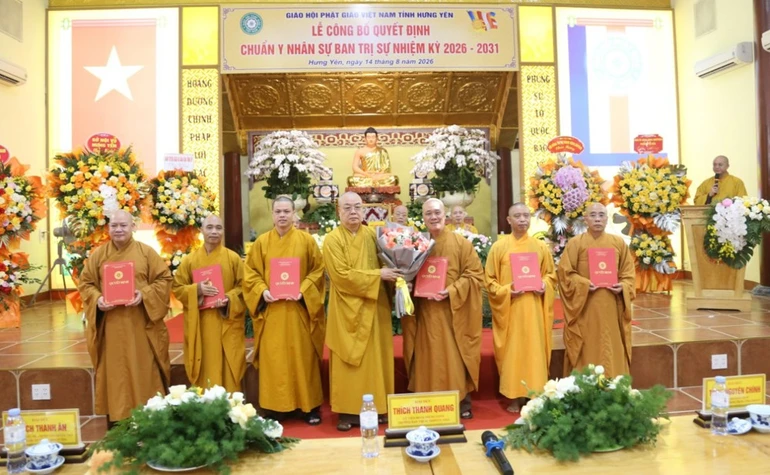 Trưởng lão Hòa thượng Thích Thanh Nhiễu trao quyết định chuẩn y thành phần nhân sự Ban Trị sự GHPGVN tỉnh Hưng Yên, nhiệm kỳ 2026-2031