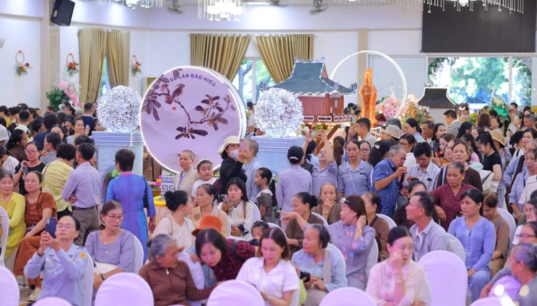 Đông đảo Phật tử tham dự chương trình