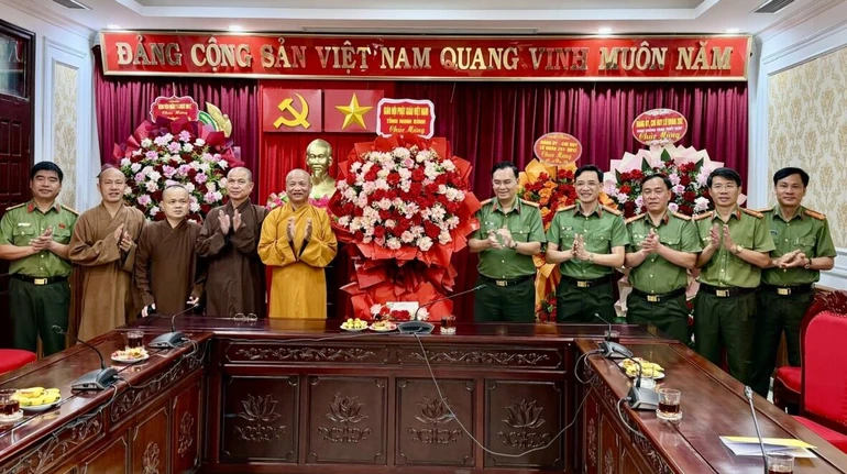 Ban Trị sự GHPGVN tỉnh Ninh Bình tặng hoa chúc mừng lãnh đạo Công an tỉnh nhân kỷ niệm Ngày truyền thống Công an nhân dân