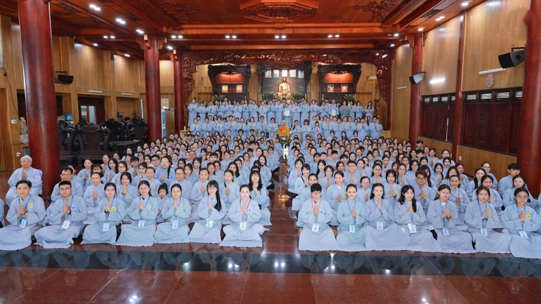 Hơn 400 khóa sinh lưu niệm tại khóa tu "Tri ân đấng sinh thành" tại chùa Diệu Pháp (P.Bình Lợi Trung, TP.HCM)