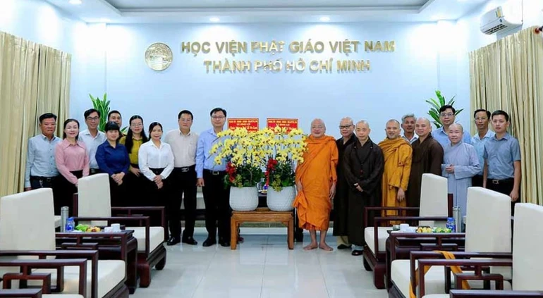 Lãnh đạo chính quyền xã Bình Lợi tặng hoa chúc mừng chư tôn đức Hội đồng Điều hành Học viện nhân Đại lễ Vu lan - Báo hiếu