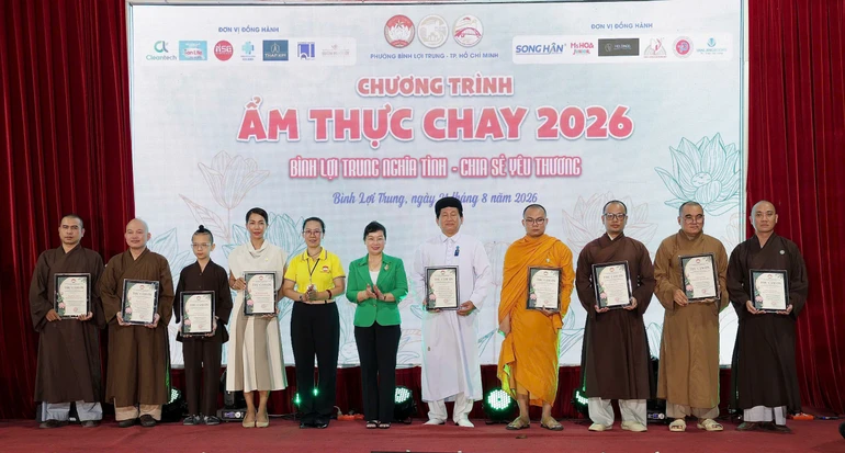 Bí thư Đảng ủy, Chủ tịch HĐND P.Bình Lợi Trung Thái Thị Hồng Nga tặng Thư tri ân các đơn vị đồng hành
