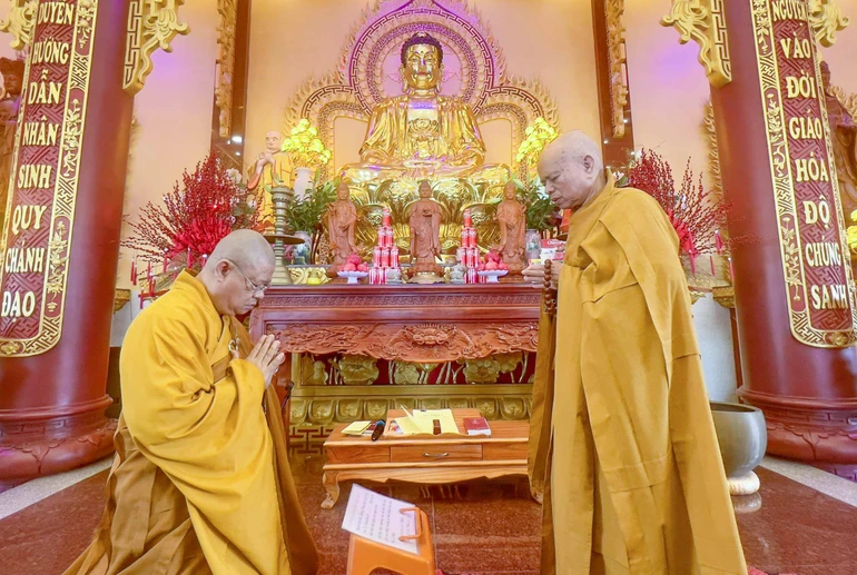 Hòa thượng Thích Thiện Minh và Thượng tọa Thích Minh Thanh đối thú Tự tứ - Ảnh: Nguyên Tài/BGN