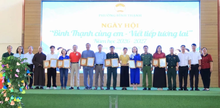 Lãnh đạo chính quyền phường Bình Thạnh tặng thư tri ân các đơn vị đồng hành