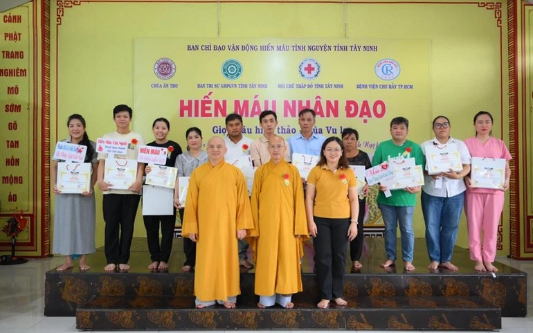 Ban Tổ chức trao quà và biểu dương các cá nhân có thành tích hiến máu nhiều lần