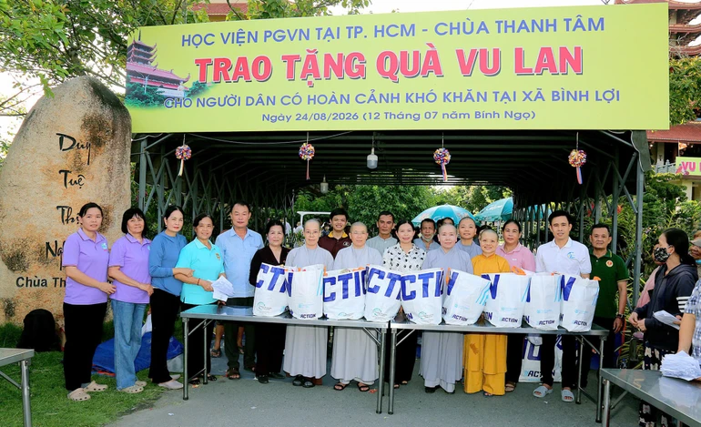 Học viện Phật giáo VN tại TP.HCM và chùa Thanh Tâm tặng 461 phần quà Vu lan đến người dân có hoàn cảnh khó khăn trên địa bàn