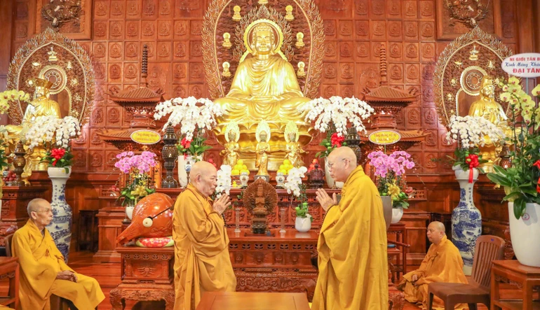 Nhị vị Hòa thượng tác pháp đối thú Tự tứ - Ảnh: Nguyên Tài/BGN