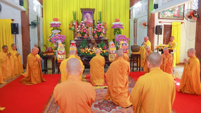 Trưởng lão Hòa thượng Chủ tịch Hội đồng Trị sự và phái đoàn cung kính trước Giác linh đài Trưởng lão Hòa thượng Thích Minh Châu - Ảnh: Nguyên Tài/BGN