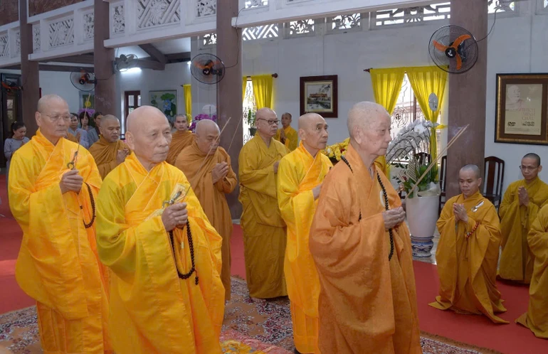 Đức Pháp chủ GHPGVN cùng chư vị Trưởng lão dâng hương tưởng niệm húy nhật Trưởng lão Hòa Thượng Thích Minh Châu - Ảnh: Bảo Toàn/BGN