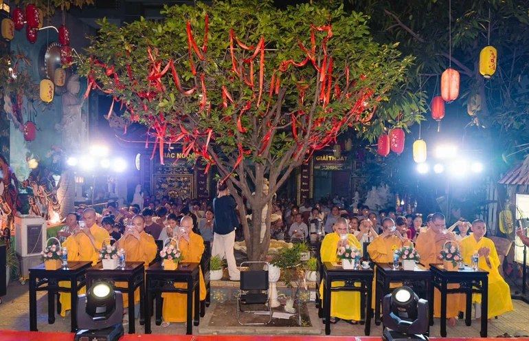 Lễ hoa đăng cầu nguyện tại chùa Cát Tường (phường Hải Châu, TP.Đà Nẵng)