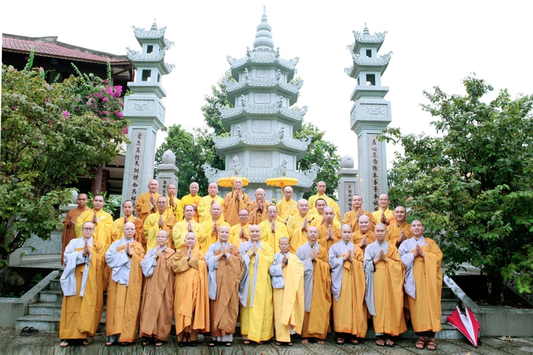 Chư tôn đức tông môn Hòa An lưu niệm tại bảo tháp Hòa thượng Thích Từ Ý trong khuôn viên tổ đình Hòa An (TP.Đà Nẵng)