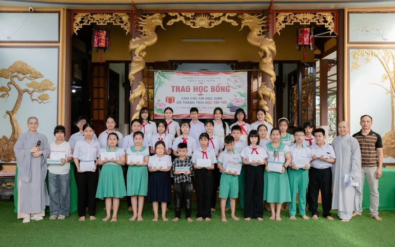 40 suất học bổng được trao đến các em học sinh có hoàn cảnh khó khăn tại chùa Hòa Minh
