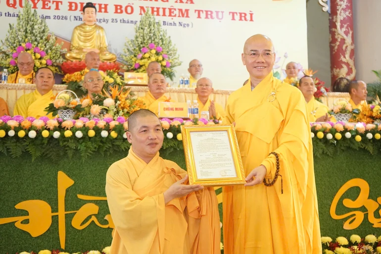 Thượng tọa Thích Thông Đạo trao quyết định bổ nhiệm trụ trì chùa Nam Thọ đến Đại đức Thích Chúc Bình