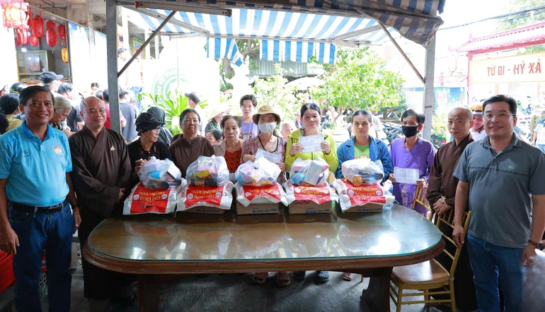 Chùa Giác Hoằng tặng quà đến bà con khó khăn trên địa bàn P.Bảy Hiền, TP.HCM