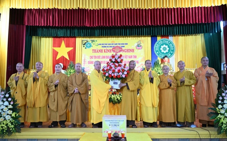 Ban Trị sự GHPGVN tỉnh Ninh Bình tặng hoa chúc mừng Tăng Ni hành giả an cư tại trường hạ chùa Hoành Nha Chính (xã Giao Thủy)