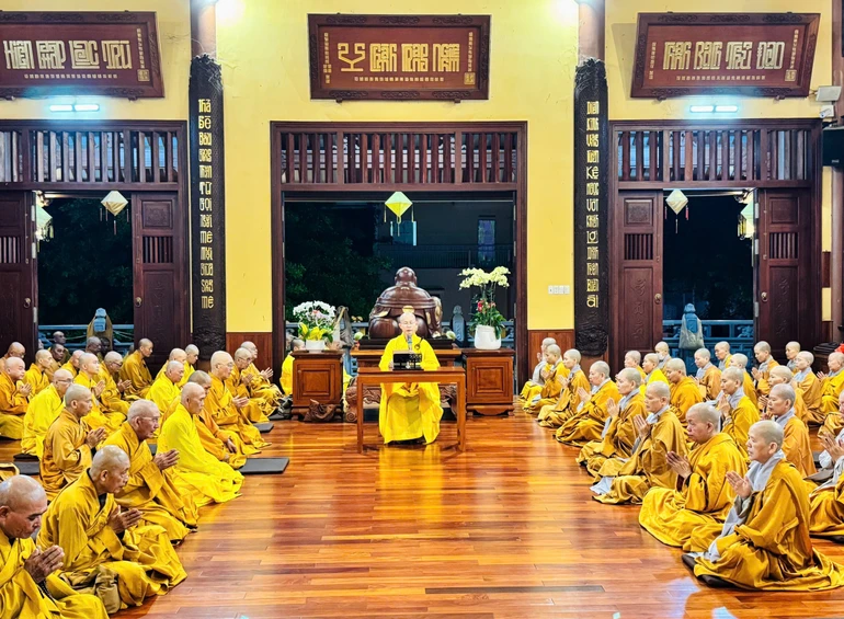 Chư Tăng Ni trang nghiêm thính giới chung tại chùa Hải Quang (P.Tân Sơn Hòa, TP.HCM) 