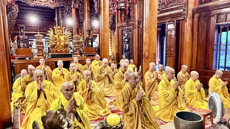 Hòa thượng Thích Quảng Hà, Trưởng ban Trị sự GHPGVN tỉnh Ninh Bình chứng minh Lễ Bố-tát, tụng giới tại trường hạ Đống Trúc 