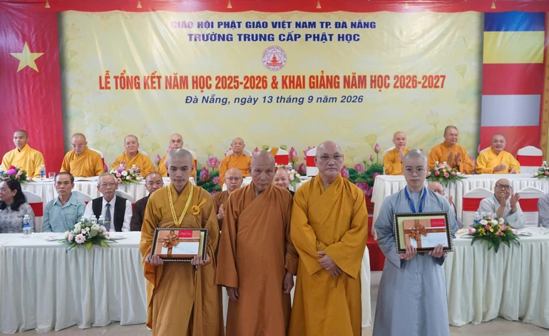 Chư tôn giáo phẩm trao phần thưởng đến Tăng Ni có thành tích xuất sắc trong học tập, rèn luyện năm học 2025-2026