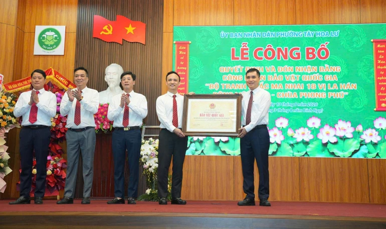 Lãnh đạo Cục Di sản văn hóa trao Bằng công nhận Bảo vật quốc gia đến phường Tây Hoa Lư (tỉnh Ninh Bình)