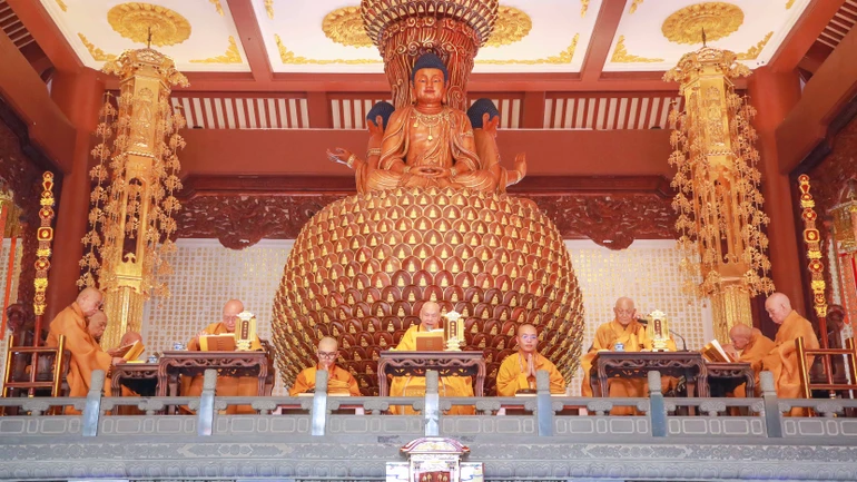 Hội đồng Thập sư đăng đàn truyền giới Tỳ-kheo, tại giới trường chùa Huệ Nghiêm - Ảnh: Nguyên Tài/BGN
