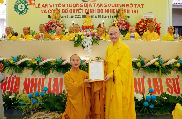 Thượng tọa Thích Thông Đạo trao quyết định bổ nhiệm trụ trì chùa An Thành đến Đại đức Thích Quảng Pháp
