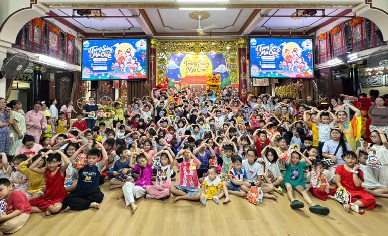 Đông đảo các em thiếu nhi tham dự đêm hội vui Tết Trung thu tại Quan Âm tu viện (TP.HCM)