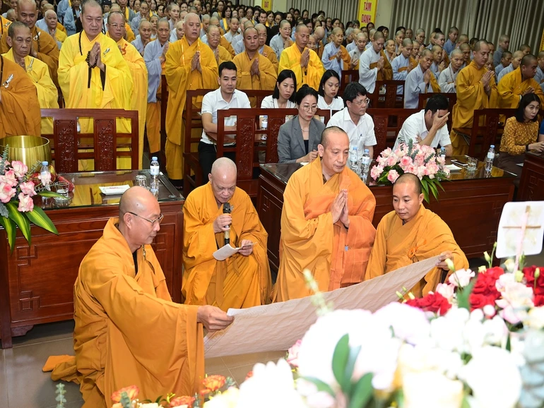 Thượng tọa Thích Tục Hạnh, đại diện các hành giả an cư tại hạ trường chùa Nam Hải dâng lời tác bạch tạ pháp