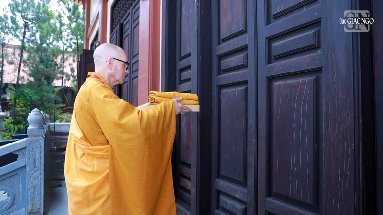 Giới tử Thích Thông Trung thành kính chờ đợi được vào giới trường thọ lãnh giới pháp