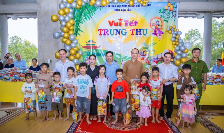 Chùa Lộc Tân trao tặng 500 phần quà Trung thu đến các em thiếu nhi
