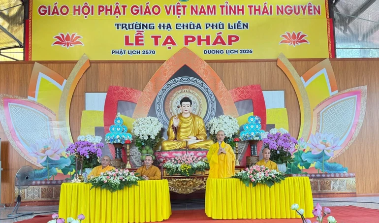Thượng tọa Thích Nguyên Thành, Trưởng ban Trị sự GHPGVN tỉnh Thái Nguyên sách tấn chư hành giả Tăng Ni sau ba tháng hạ an cư
