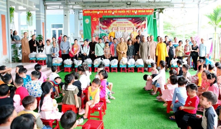 Phân ban Phật tử Dân tộc TP.Đà Nẵng tặng quà đến các em thiếu nhi vùng cao