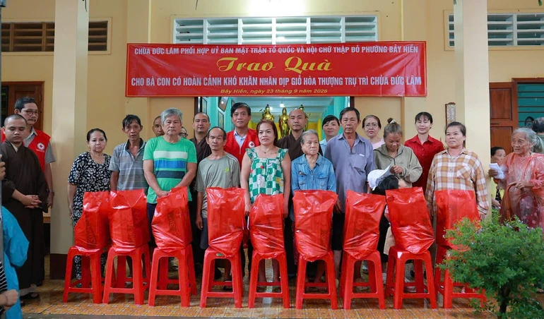 Chùa Đức Lâm tặng 400 phần quà đến người khó khăn tại địa phương