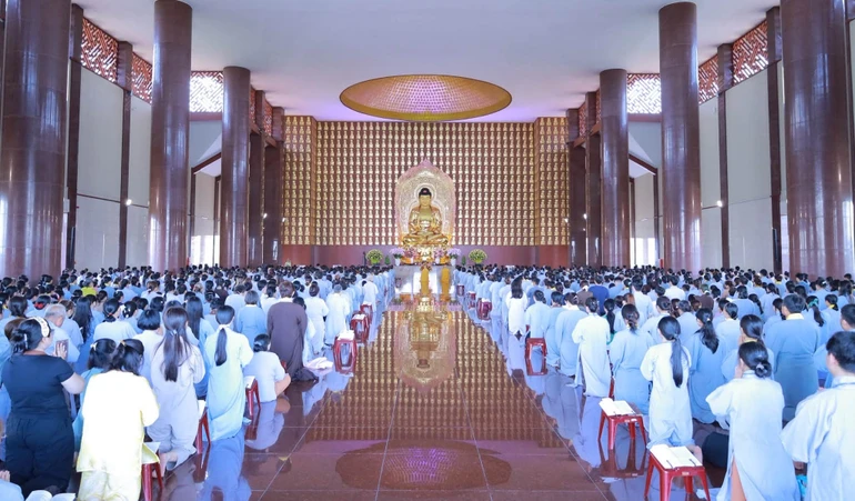 Trang nghiêm khóa lễ tụng kinh ở chánh điện Học viện Phật giáo VN tại TP.HCM trong khóa tu Ngày an lạc kỳ 4, ngày 13-9 - Ảnh: Giác Sự 