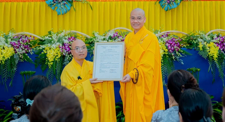 Thượng tọa Thích Thông Đạo trao quyết định bổ nhiệm trụ trì chùa Giác Nguyên đến Đại đức Thích Thị Thuận