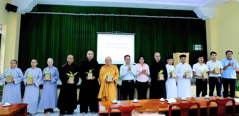 Ông Phạm Minh Tuấn tặng cây xanh đến chức sắc, chức việc các tôn giáo khu vực Bình Dương 