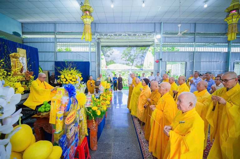 Chư tôn đức tông môn tổ đình Vạn Đức thành kính tưởng niệm Đại lão Hòa thượng Thích Trí Tịnh (1917-2014) tại từ đường Trí Tịnh